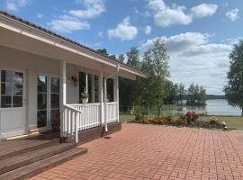 Wonderful cottage by the lake，位于HautjärviLappila附近的酒店