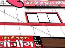 Om Shri Gajanan Lodging，位于Chikhli的酒店