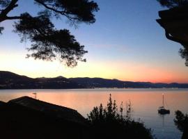 Portofino Seaview Apartment, 50 meters from the beach, free parking, air conditioning，位于帕拉基的酒店