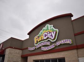 Fun City Resort Hotel，位于Southeast Iowa Regional Airport - BRL附近的酒店