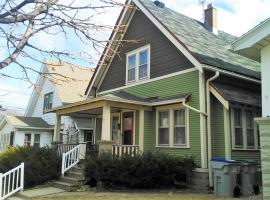 Comfortable 3 BR Craftsman Bungalow in Milwaukee's Bay View Neighborhood，位于密尔沃基的酒店