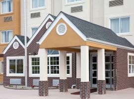 Microtel Inn & Suites by Wyndham Charleston，位于查尔斯顿North Charleston Recreation Center附近的酒店