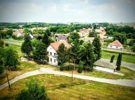 Locomotiv Vendégház，位于Hercegszántó的住宿加早餐旅馆