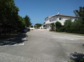 Hotel Villa Holiday，位于波雷奇的酒店