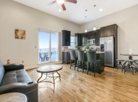 Gorgeous Condos Steps from French Quarter and Harrah’s St.，位于新奥尔良的酒店