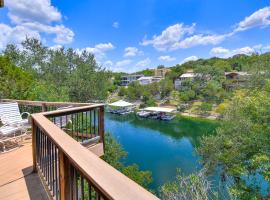 The Treehouse On Lake Travis，位于莱克韦的酒店