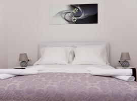 Lux Apartman Casablanca，位于普卢日内的酒店