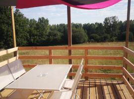 Roulotte de la basse biguerie proche zoo de la flèche，位于Saint-Jean-de-la-Motte的酒店