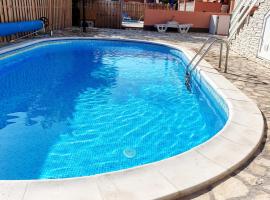 Apartments Adriapag，位于帕格的带泳池的酒店