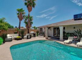 Kierland Villa · North Scottsdale Home w/Pool~Walk to Kierland Area，位于斯科茨的酒店