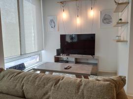 Modern DOWNTOWN Loft Near ROGERS PLACE,SHAW CONF，位于埃德蒙顿的酒店