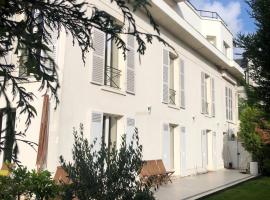 Exceptionnel, 130 m2, vue aérienne sur Paris，位于阿夫赖城的酒店