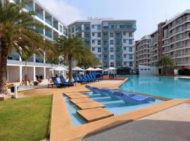 Grand Blue Condominium 509 Mea Phim Beach, Klaeng, Rayong, Thailand，位于梅尔皮姆的带停车场的酒店