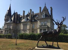 Castle Appartment for 7 with Pool near Paris!，位于Saint-Jean-aux-Bois的公寓