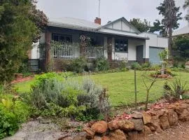 Walnut Cottage - 2 bedroom pet friendly country cottage