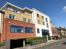 Blue Sky Apartments@ Abbots Yard, Guildford，位于吉尔福德萨里大学附近的酒店