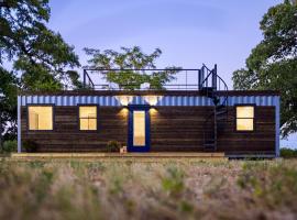 The Shoreline Container Home 12 min to Magnolia Silos and Baylor，位于韦科的酒店