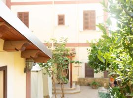 Typical Sicilian House with Garden in the Historic Center，位于皮亚扎-阿尔梅里纳的酒店
