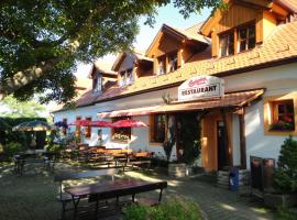 Pension & Restaurant U Koňské dráhy Holkov，位于Velešín的酒店