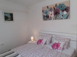 Flower Double Room SPLIT - Dugopolje，位于杜格普利耶的酒店
