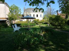 une maison à la campagne，位于Beaune-la-Rolande戴蒙特布鲁卡巴莱特剧院附近的酒店