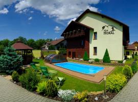 维拉霍拉尔酒店，位于利普托斯基米库拉斯的高尔夫酒店