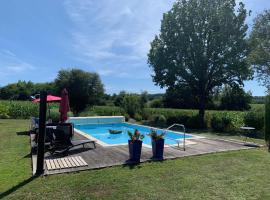 Lovely gites with private pool, privacy & spacious garden，位于Saint-Étienne-de-Villeréal的带停车场的酒店
