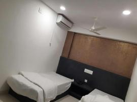 Hotel Tricolour，位于Nelahālu的酒店