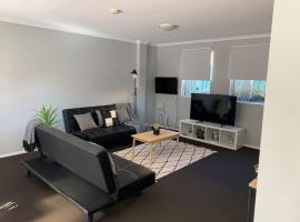 Cozy 3BR Townhouse in Liverpool CBD with parking，位于利物浦的别墅
