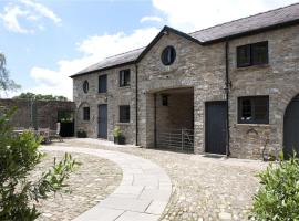 The Stable Loft, Llwynhelig Manor，位于兰代洛迪内弗尔城堡附近的酒店