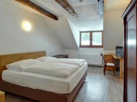 Zamecka Fortovna Obora - Forester House，位于Kaznějov的酒店