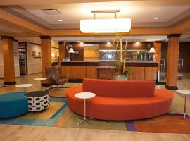 Fairfield Inn & Suites Akron/South，位于East Liberty的酒店