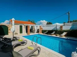 Charming villa with private pool and nice covered terrace 3 rooms and bathrooms