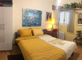Comfortable quiet room with a private bathroom in shared apartment，位于特拉维夫Palmach Museum附近的酒店