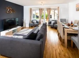 Modern and Spacious Home From Home 1 mile from M1 - with Netflix, Prime Video, PS5, free parking, superfast WiFi, BBQ - Sleeps 11 - By Brightleap Apartments