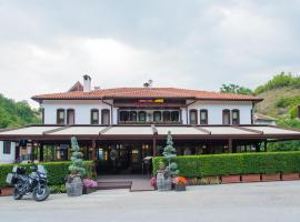 Zlaten Rozhen Family Hotel- Monument of Cultural Significance，位于Rozhen罗真修道院附近的酒店
