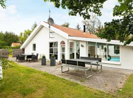 8 person holiday home in Ebeltoft，位于埃贝尔托夫特的酒店