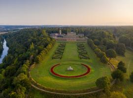 Cliveden House - an Iconic Luxury Hotel，位于塔普洛亨斯豪斯附近的酒店