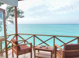 Mnarani Beach Cottages，位于南威的带停车场的酒店