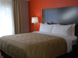 Quality Inn & Suites Fresno Northwest，位于弗雷斯诺的酒店