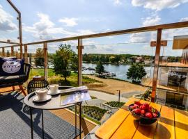 Marina View Apartment - super widok na marinę z ostatniego piętra plus garaż，位于伊拉华的酒店