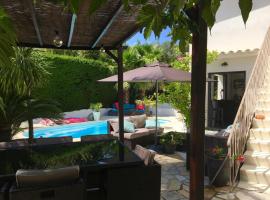 Bed,Kitchen and Swimming Pool Villa Esterel，位于圣拉斐尔的酒店