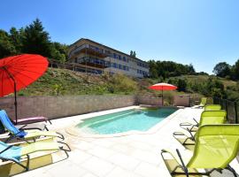 Mansion in Cuzy with Pool and Scenic Views，位于Cuzy的酒店