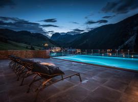 AlpenParks Hotel & Apartment Arlberg Warth mit Pool，位于沃瑟姆阿尔伯格的酒店