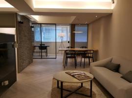 3 Bedrooms and 1 Study and 3 Bathrooms Near Taipei 101 & MRT，位于台北的酒店