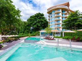 Centara Sonrisa Residences & Suites Sriracha，位于是拉差的带泳池的酒店