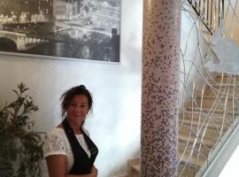 ALBERGO LA LEPRE，位于基奥贾的酒店