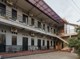 RedDoorz Syariah near Ciledug Station，位于井里汶的酒店