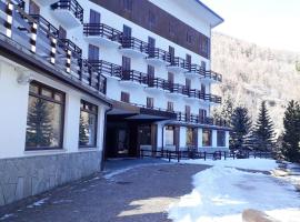 Appartamento Pragelato centro con giardino privato，位于普拉吉拉托的酒店