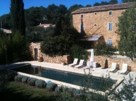 le mas du cypres, 12 pers et piscine，位于Aigaliers的带泳池的酒店